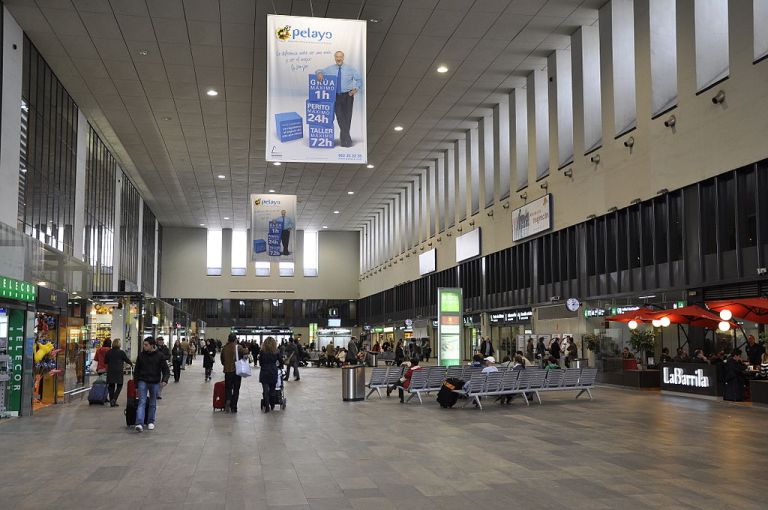 Santa Justa main concourse. By Paul Hermans (Own work) [GFDL or CC-BY-SA-3.0-2.5-2.0-1.0], via Wikimedia Commons