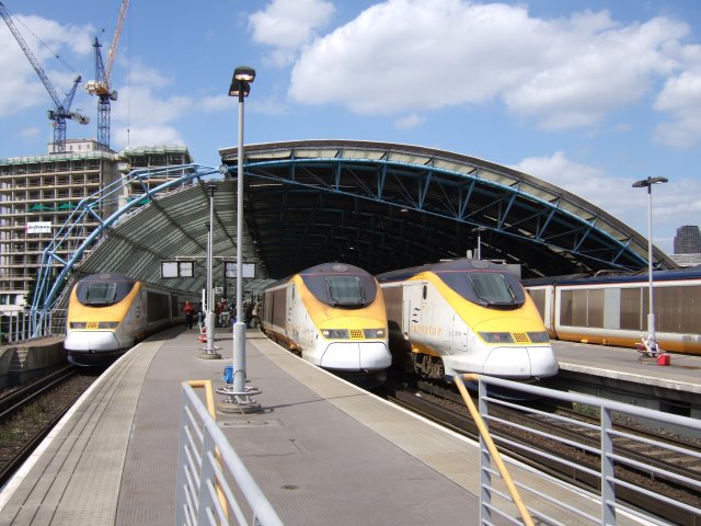 Eurostar trains at Waterloo International (note the asymmetric cross section of the roof). Timothy Baldwin [CC-BY-SA-2.0], via Wikimedia Commons