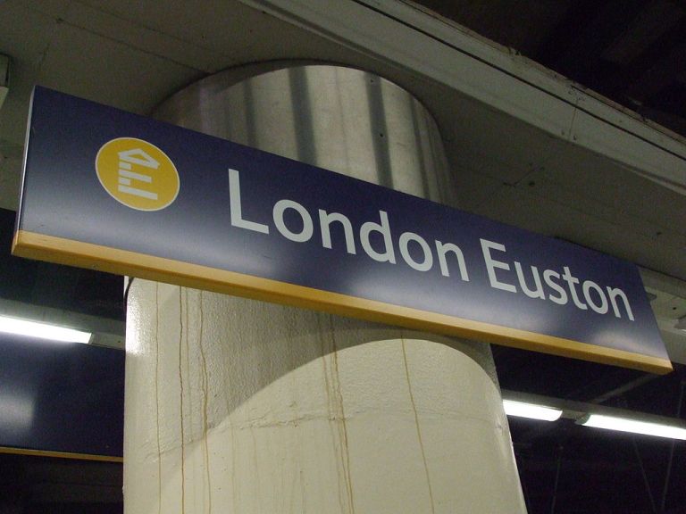 London Euston station signage. By Sunil060902 (Own work) [CC-BY-SA-3.0 or GFDL], via Wikimedia Commons