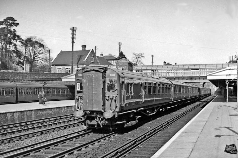 A London-Portsmouth express at Weybridge station. Ben Brooksbank [CC-BY-SA-2.0], via Wikimedia Commons
