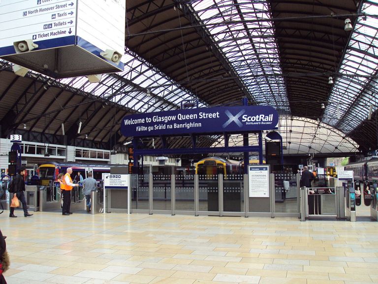 Glasgow Queen Street station, under the trainshed roof. By Green Lane (Own work) [GFDL or CC-BY-SA-3.0-2.5-2.0-1.0], via Wikimedia Commons