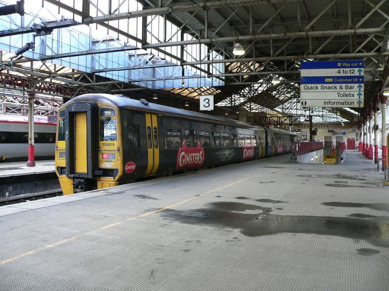 Arriva Trains Wales Class 158 at Crewe railway station. By Chris McKenna (Thryduulf). Via Wikimedia Commons.