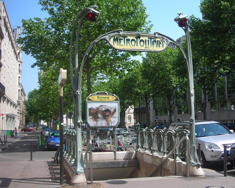 Entrance to Kléber station, Paris © Paul Wright [used with permission]