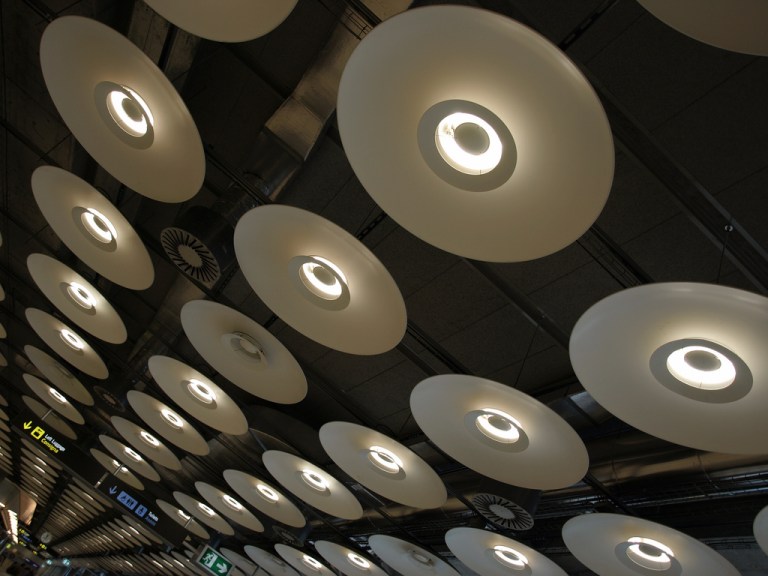 The 'wok' lights at Barajas Terminal 4. By [CC BY 2.0] via this flickr page