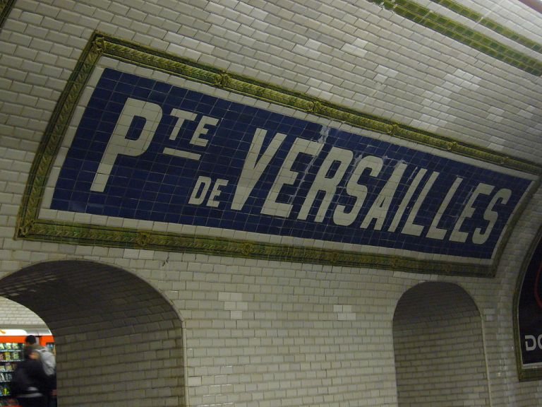 One of the tiled station names at Porte de Versailles. By Greenski (Own work) [GFDL or CC-BY-SA-3.0-2.5-2.0-1.0], via Wikimedia Commons