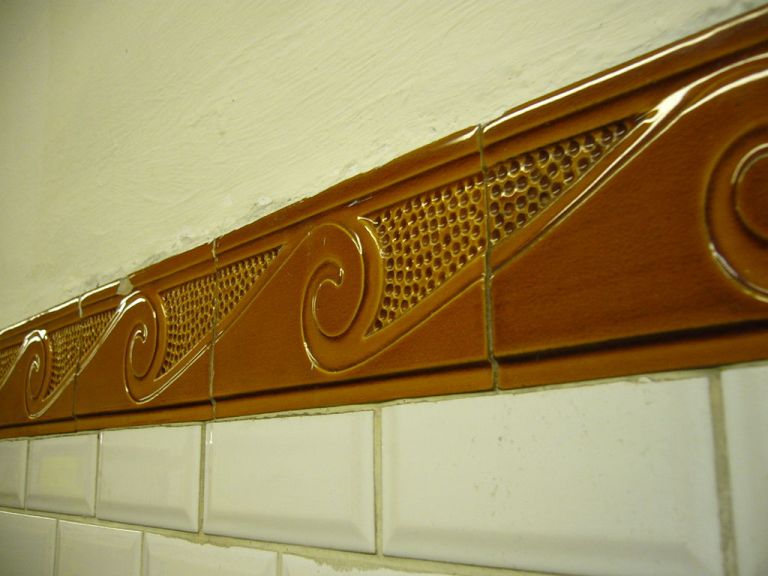 Tiling in a corridor at Mairie d'Issy station. By Greenski (Own work) [GFDL or CC-BY-SA-3.0], via Wikimedia Commons