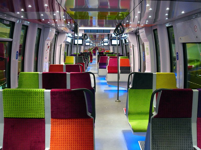 Inside one of the new Bombardier Transilien train in Paris, France. Par Clicsouris (Travail personnel (Photo personnelle)) [CC-BY-SA-3.0], via Wikimedia Commons