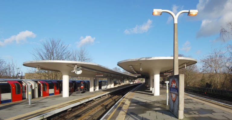Platform level at Loughton station. By Daniel Wright [CC BY-NC-ND 2.0] via this flickr set