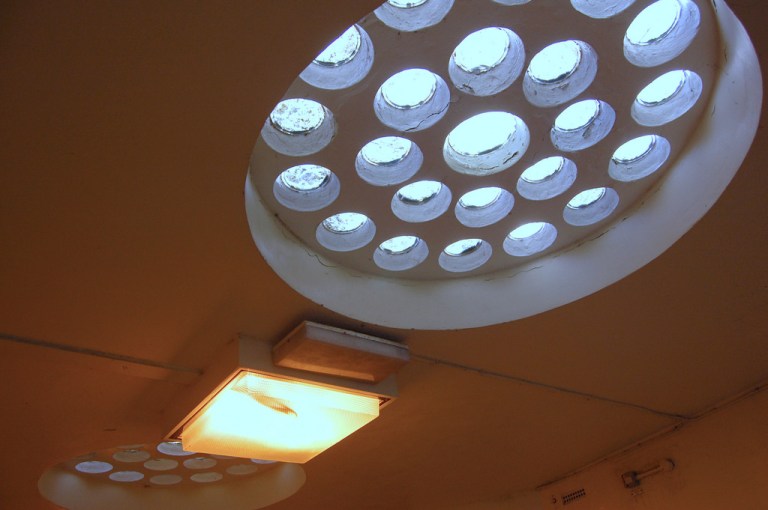 Loughton station. Inside the ticket hall. By Daniel Wright [CC BY-NC-ND 2.0] via this flickr set