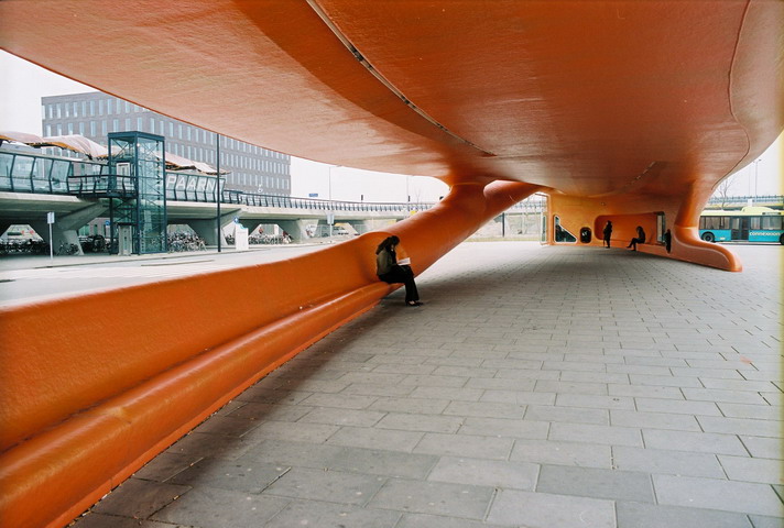 Underneath the roof of The Amazing Whale Jaw. Both sets of seating can be seen. By Alena Hanzlová (original print) [CC-BY-SA-3.0], via Wikimedia Commons
