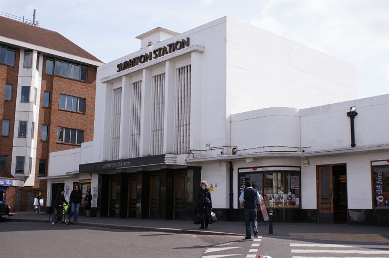 Surbiton station north side. Photo by Hugh Llewelyn from Bristol, UK (Surbiton stationUploaded by Oxyman) [CC-BY-SA-2.0], via Wikimedia Commons