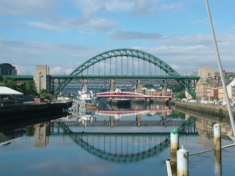 Bridges over the Tyne. Tyne Bridge in the foreground, withe the swing bridge. Photo by Tagishsimon (Own work) [CC-BY-SA-3.0-2.5-2.0-1.0 or GFDL], via Wikimedia Commons