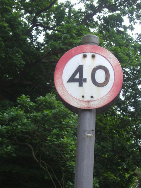 Pre-Worboys 40mph speed limit sign in Bishop's Avenue. Photo by David Howard [CC-BY-SA-2.0], via Wikimedia Commons