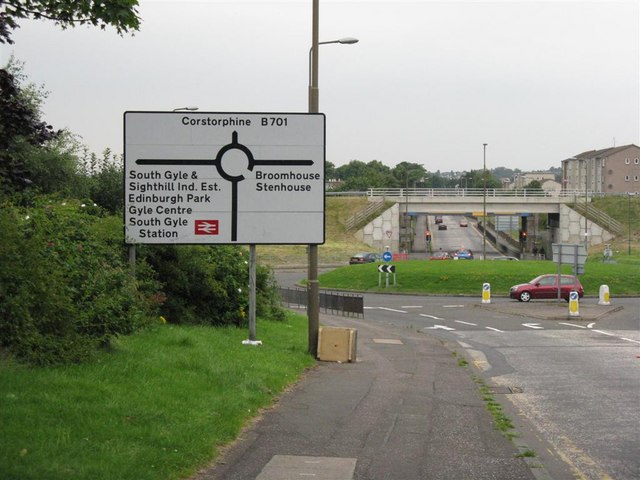 Roundabout sign near Edinburgh. Because letters are in upper and lower case, the shapes of words can be picked out easily. Photo by M J Richardson [CC-BY-SA-2.0], via Wikimedia Commons