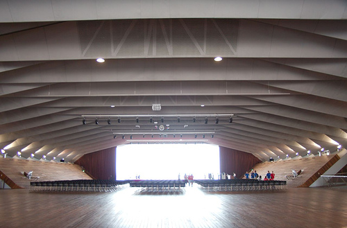 Photo by Bygone (Flickr) [CC-BY-2.0], via Wikimedia Commons