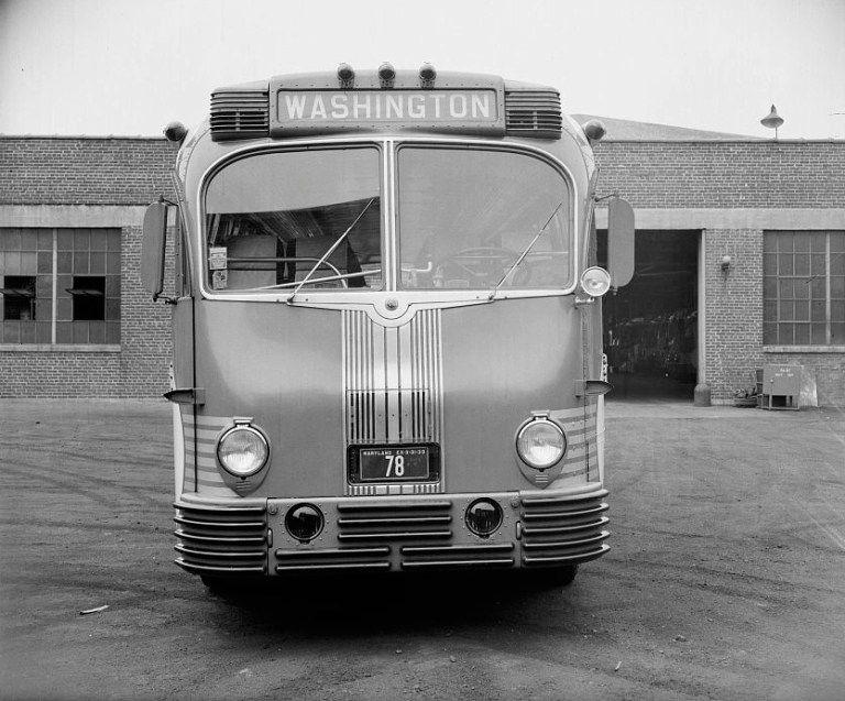 A Greyhound Supercoach, which entered service at the same time as Arrasmith built his Louisville terminal. Photo By Harris & Ewing, Photographers (http://www.loc.gov/pictures/resource/hec.24762/) [Public domain], via Wikimedia Commons