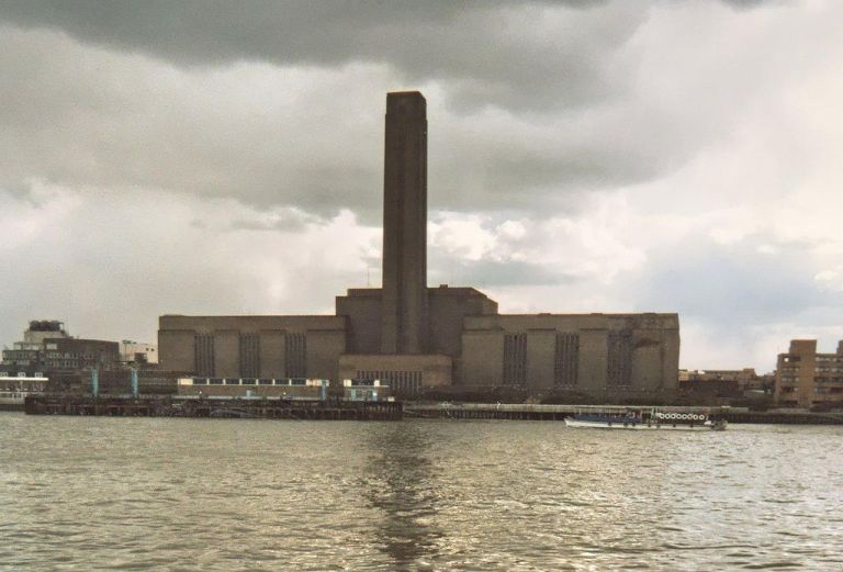Bankside Power Station in 1985. Photo By Cjc13 (Own work) [CC BY-SA 3.0 or GFDL], via Wikimedia Commons