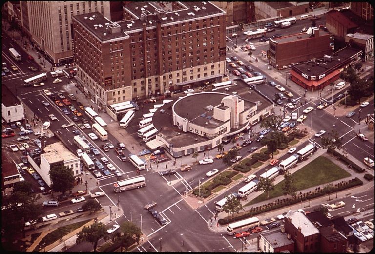 Washington D.C. Greyhound terminal from above, during 1973. By Yoichi R. (Yoichi Robert) Okamoto, 1915-, Photographer (NARA record: 2987665) (U.S. National Archives and Records Administration) [Public domain], via Wikimedia Commons