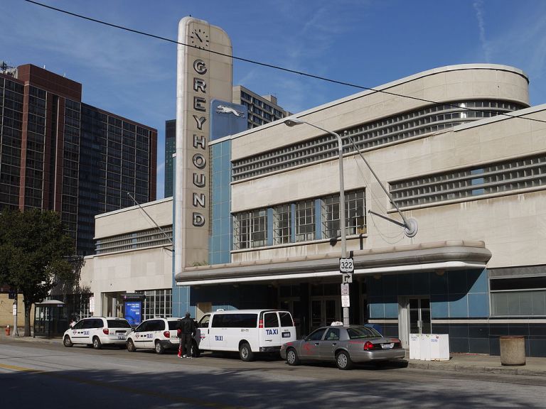 Cleveland Greyhound terminal from the other side of the main entrance, mostly so that you can admire the long, narrow window runs. Photo By Eli Pousson [CC BY-SA 2.0], via Wikimedia Commons