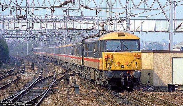 An InterCity train in the sector's new colours, in 1987. Photo by Steve Jones [CC BY-NC-ND 2.0] via this flickr page