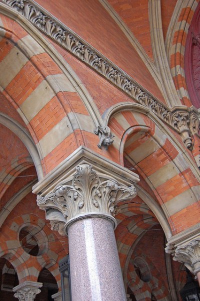 Entrance passageway at St Pancras. Photo by Daniel Wright [CC BY-NC-ND 2.0] via this flickr set]