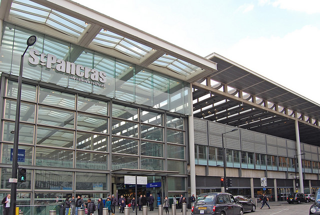 The logo for St Pancras International can be seen in this photo of the entrance which stands at the junction between the old station (out of frame to the left) and Lansley's new northern extension (on the right). Photo by Daniel Wright [CC BY-NC-ND 2.0] via this flickr set