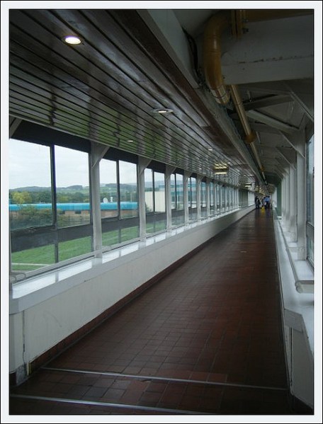 The interior of the footbridge at Forton Services, in 2009. Photo by danielweiresq [CC BY 2.0] via this flickr page