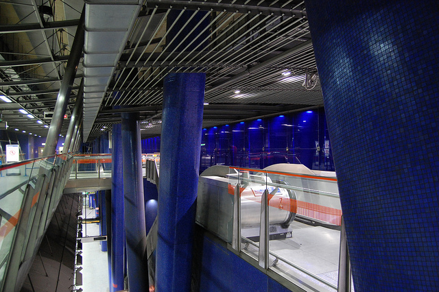 Looking over the edge of the concourse (on the left) and down to platform level. Photo by Daniel Wright [CC BY-NC-ND 2.0] via this flickr album
