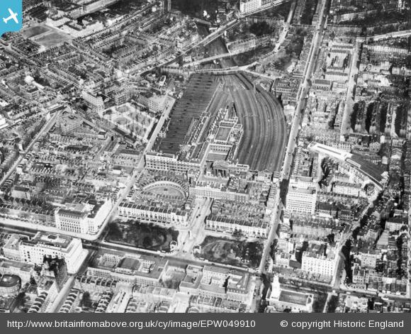 Euston Station in 1936. The Arch is tucked into the middle of the site, with the Great Hall behind and offset slightly to the left (west). @copy; Historic England from 