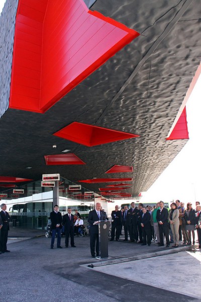 The official opening of Intercambiador de transportes de La Laguna on 24 March 2011. President of the Canary Islands government Ricardo Melchior is at the lectern. Despite the assembled dignitaries trying to get in the way, this photo gives a great view of the detailing of the roof structure. Photo by www.acfipress.com [CC BY 2.0] via this flickr page