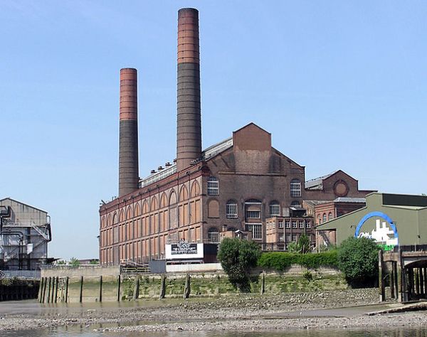 Lots Road Power Station in 2005. Blocked-up windows and mis-matched repairs to brickwork are obvious. Photo by Arpingstone [Public domain], via Wikimedia Commons