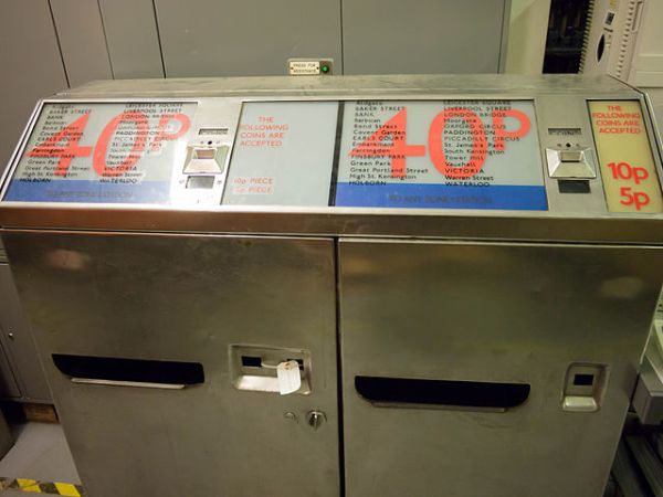 By James Petts from London, England (London Underground ticket machines) [CC BY-SA 2.0], via Wikimedia Commons