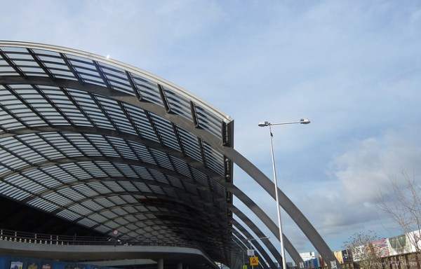 Amsterdam Centraal Busstation. The way the roof trusses become curved legs is reminiscent of the much earlier Newbury Park bus station in London. Photo by jpmm [CC BY 2.0] via this flickr page