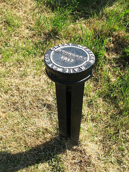 Great Western Railway boundary marker at Totnes. Photo by Geof Sheppard (Own work) [CC BY-SA 3.0 or GFDL], via Wikimedia Commons