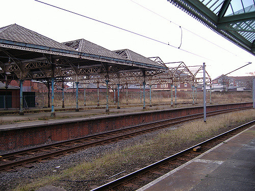 Tynemouth station canopies in 2007, which gives a good idea of the scale of the job which has been undertaken to restore them to the condition seen in the other photos. Photo by Paul Dennis [CC BY 2.0] via this flickr page