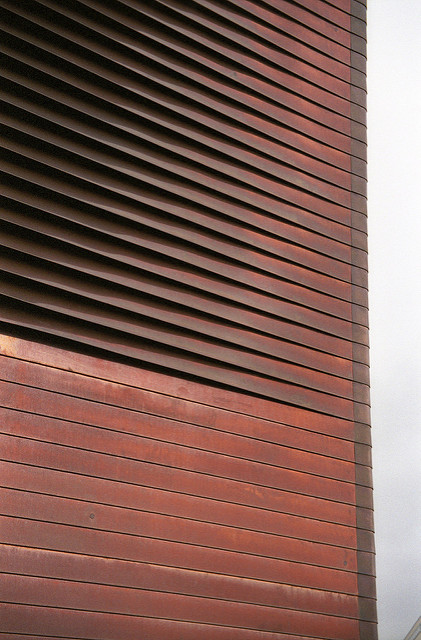 Copper strip detailing, showing how the twist works let light into selected parts of the building. Photo by Marc Teer [CC BY 2.0] via this flickr page