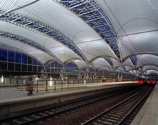 Leuven station at night. By Samynandpartners (Own work) [CC BY-SA 4.0], via Wikimedia Commons
