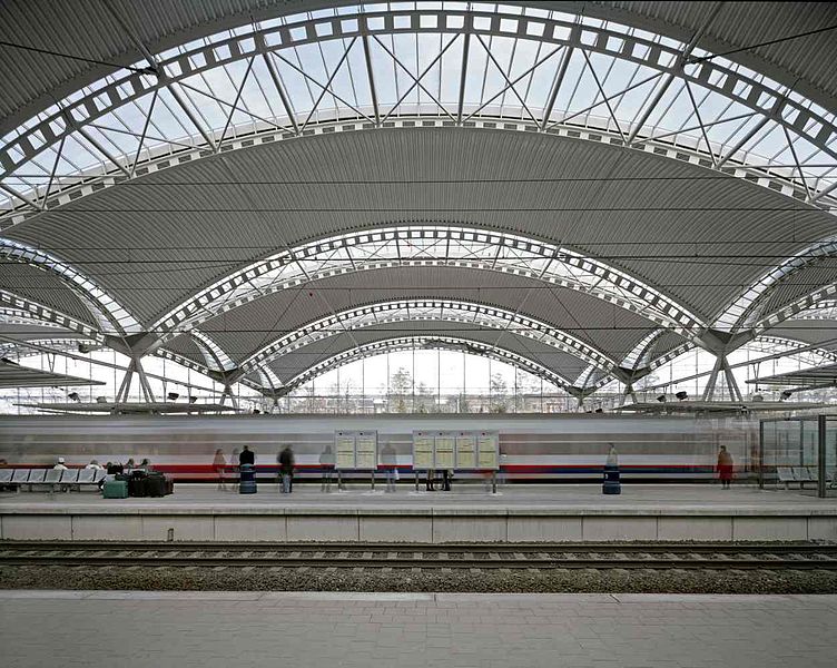 Leuven station. By Samynandpartners (Own work) [CC BY-SA 4.0], via Wikimedia Commons