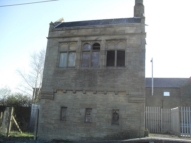 West side of the signal box. Photo by Steve Ford [CC BY 2.0] via this flickr page