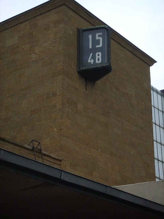 Station clock on the frontage of Santa Maria Novella station, Florence. Photo by I, Sailko [GFDL, CC-BY-SA-3.0 or CC BY 2.5], via Wikimedia Commons