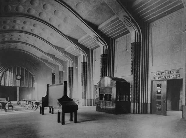 Inside Helinsinki Central, 1915. By Eric Sundström (Helsingin rautatieasema, Högström Hilkka) [Public domain], via Wikimedia Commons