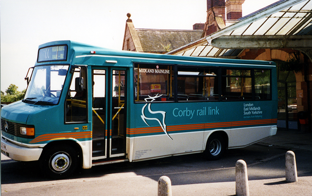 The Corby Rail Link bus. in 2004. Photo by Gordon Cragg [CC BY-SA 2.0], via Wikimedia Commons