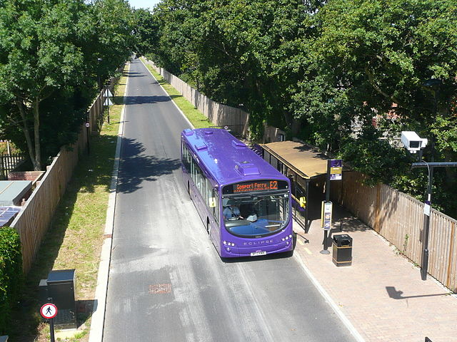 An Eclipse bus on the Gosport-Fareham busway, built along a disused railway originally planned for the use of South Hampshire Rapid Transit. Photo by Spsmiler (Own work) [CC0], via Wikimedia Commons