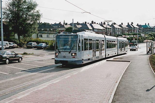A Sheffield Supertram in 1994. Photo by P L Chadwick [CC BY-SA 2.0 (http://creativecommons.org/licenses/by-sa/2.0)], via Wikimedia Commons