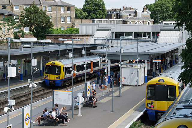 Highbury_and_Islington_station_MMB_29_378224_378202